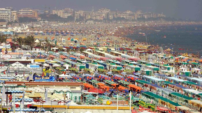 Με πλέξιγκλας και τούνελ στις παραλίες φέτος οι Ιταλοί;