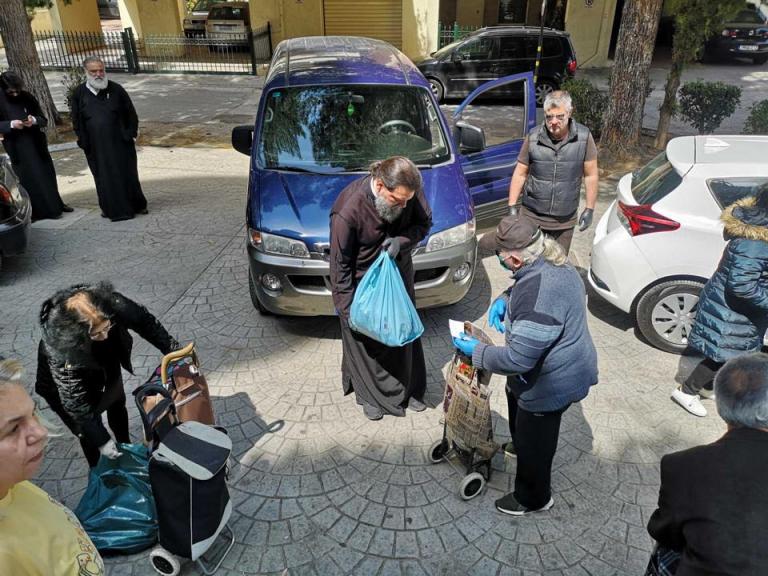 Ο Μητροπολίτης Ν. Ιωνίας κ. Γαβριήλ μοίρασε κατ’ οίκον «Δέματα Αγάπης»
