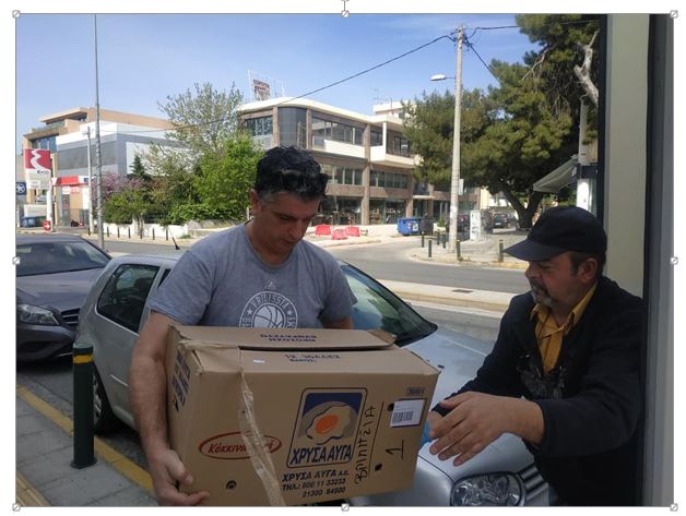 Ο δήμαρχος που κουβάλησε τα τρόφιμα