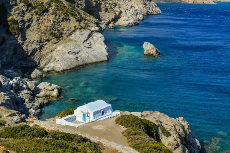 Συμπαράσταση Αλιάγα στους Γάλλους με το απέραντο γαλάζιο της Αμοργού