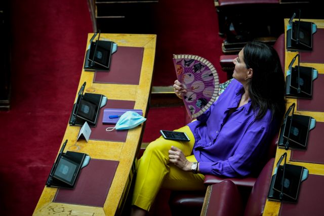 Βουλή : Αποστάσεις, μάσκες, πλέξιγκλας και… βεντάλιες