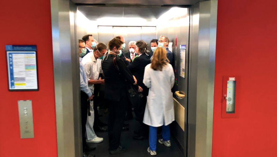 Δάσκαλε που δίδασκες...: Ο γερμανός υπουργός Υγείας σε ασανσέρ μαζί με άλλους 13 πολιτικούς