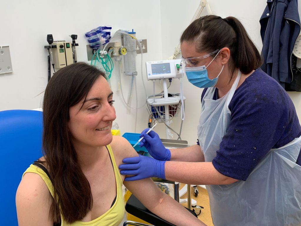 Κοροναϊός – εμβόλιο: Πώς απάντησε η πρώτη Βρετανίδα εθελόντρια στην «είδηση» του… θανάτου της