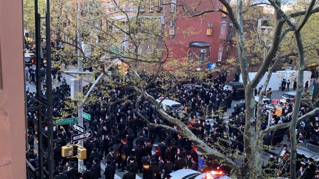 Κοροναϊός : Πλήθος κόσμου σε κηδεία ραβίνου στη Νέα Υόρκη – Οργισμένη αντίδραση του δημάρχου