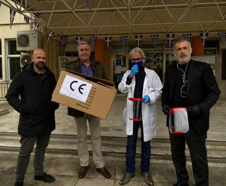 Γ. Μώραλης : Παρέδωσε τις πρώτες μάσκες που έφτιαξε το «Blue Lab» στα νοσοκομεία Τζάνειο και Μεταξά