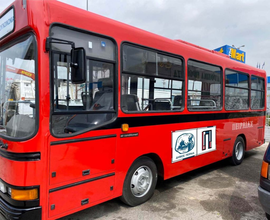 Στην κυκλοφορία ανακατασκευασμένο λεωφορείο της δημοτικής συγκοινωνίας Πειραιά
