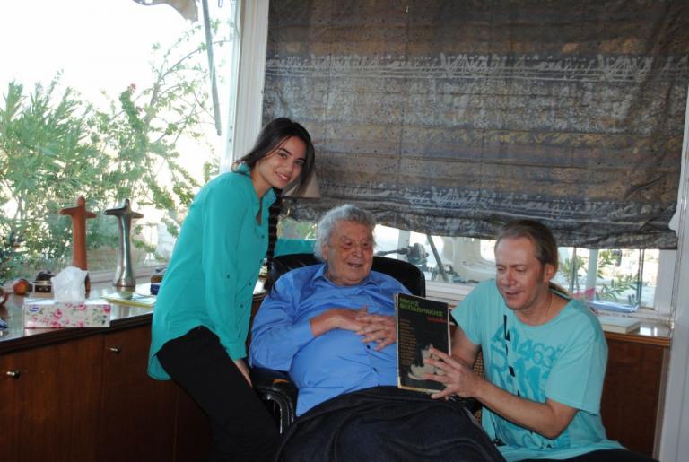 «Επιτάφιος»: Τιμητική επιστολή Θεοδωράκη στον Κορκολή με αφορμή την ζωντανή ηχογράφηση