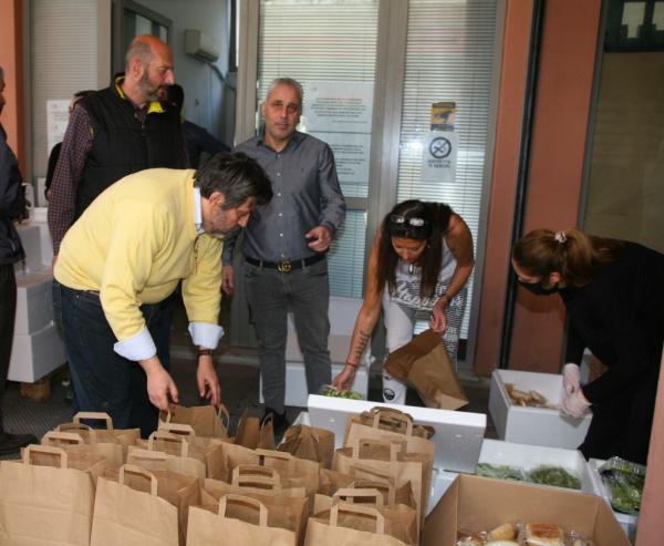 Προσφορά πασχαλινών γευμάτων σε ευπαθείς ομάδες του δήμου Πειραιά