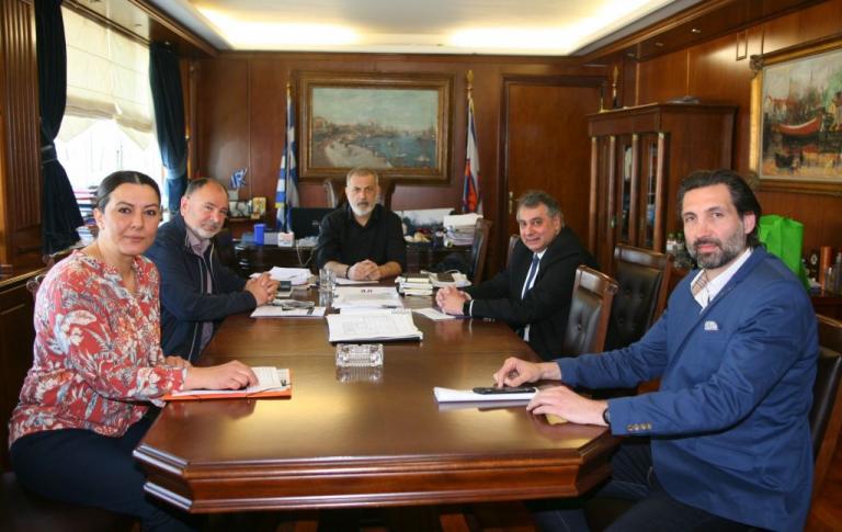 Μαζική παραγωγή υφασμάτινων μασκών από το δήμο Πειραιά, 3 Επιμελητήρια και τον Εμπορικό Σύλλογο