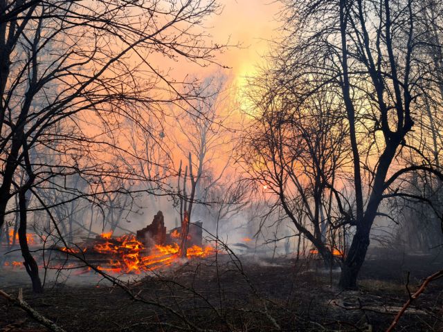 Τσερνόμπιλ : Σε απόσταση αναπνοής η πυρκαγιά, φόβοι για ραδιενέργεια [βίντεο – σοκ]