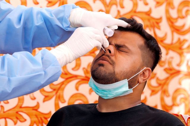 Πήρε έγκριση το πρώτο μοριακό τεστ ανίχνευσης κοροναϊού που μπορεί να γίνει στο σπίτι