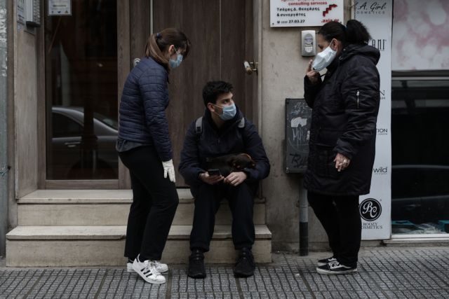 Δημοσκόπηση: Το 50% πιστεύει ότι θα κολλήσει κοροναϊό – Πώς κρίνουν τα μέτρα της κυβέρνησης