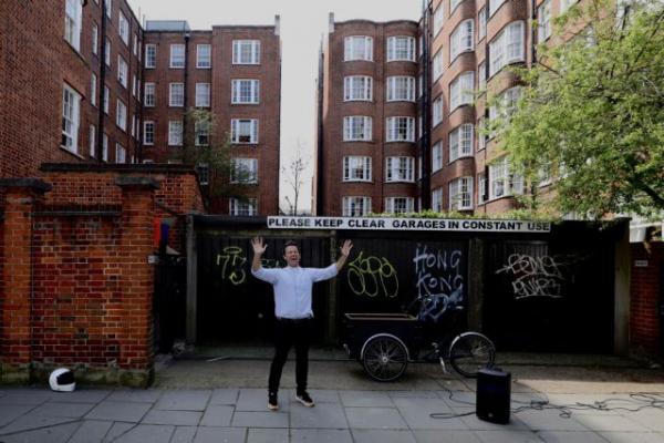 Ιερέας ψέλνει στους δρόμους του Λονδίνου «για να φέρει χαρά» στους κατοίκους