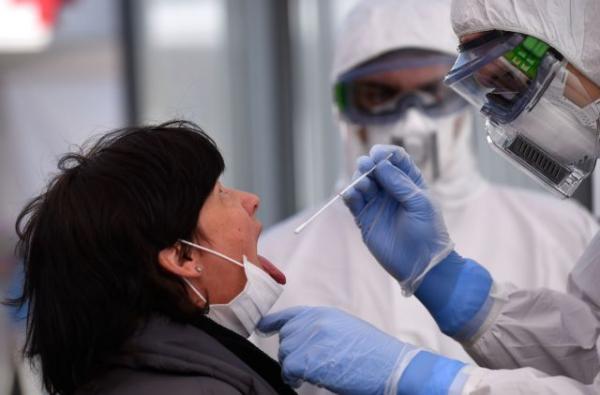 Ερευνα: Ο κοροναϊός μεταδίδεται 2 με 3 μέρες πριν εμφανισθούν τα πρώτα συμπτώματα