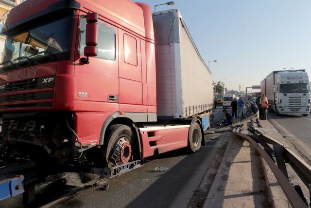 Θεσσαλονίκη: Σύγκρουση δύο φορτηγών - Έκλεισε η ΠΑΘΕ στο ύψος της Χαλκηδόνας