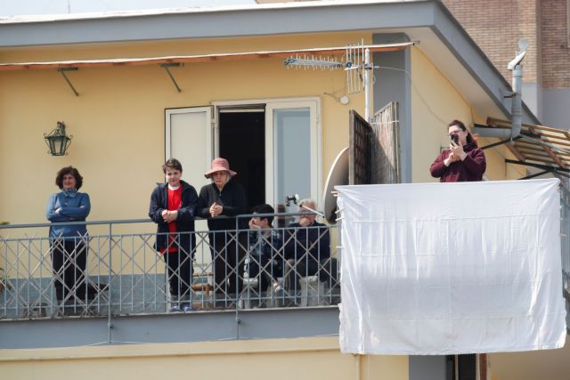 Κοροναϊός : Σε καραντίνα το Σαβιάνο – Κόσμος στο δρόμο στην κηδεία του δημάρχου