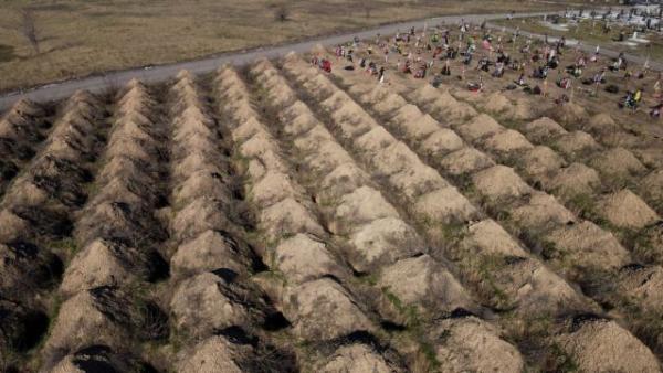 Κοροναϊός – Ουκρανία : Δήμαρχος σκάβει τάφους ως «φόβητρο» για συμμόρφωση στα μέτρα