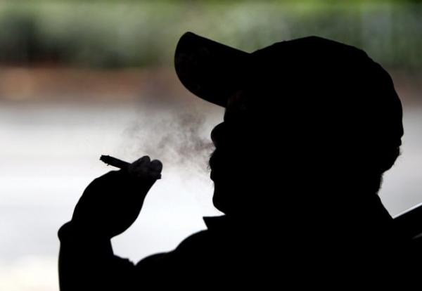 Οι καπνιστές και οι ατμιστές κινδυνεύουν περισσότερο από τον κοροναϊό – Τι λένε τα τελευταία στοιχεία