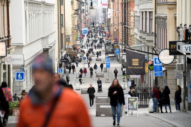 Κοροναϊός -Σουηδία : Υπό αμφισβήτηση η «χαλαρή στάση» – Μέτρα ζητούν ακαδημαϊκοί