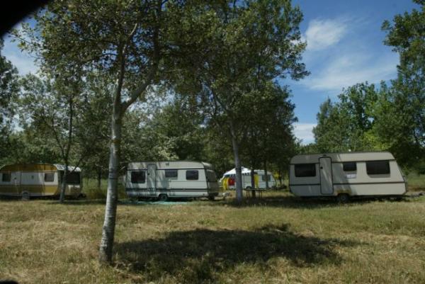 Κοροναϊός : Σε «καραντίνα» 41 τουρίστες σε κάμπινγκ στο Δρέπανο – Η Ελλάδα αντέδρασε με υπευθυνότητα, λένε