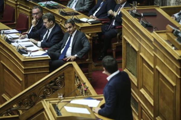 Σε «μονομαχία» στη Βουλή καλεί ο Τσίπρας τον Μητσοτάκη για το «μαξιλάρι» των 37 δισ. ευρώ