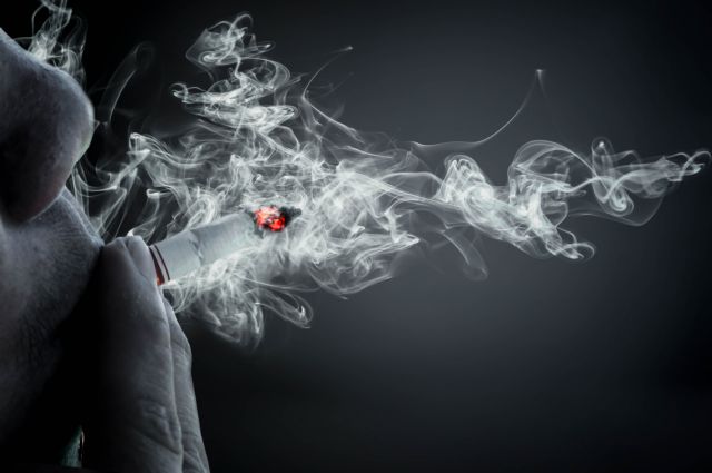 Κοροναϊός : Αμεση απειλή για τη ζωή το κάπνισμα