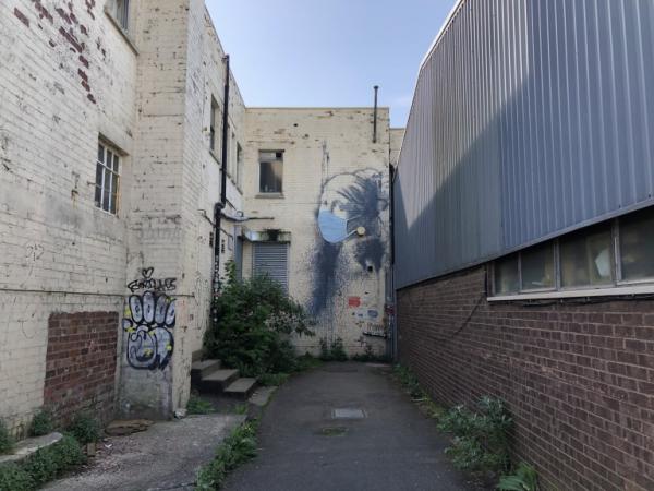 Ηρωίδα του Banksy φόρεσε μάσκα – Άγνωστο αν η προσθήκη ανήκει στον ίδιο