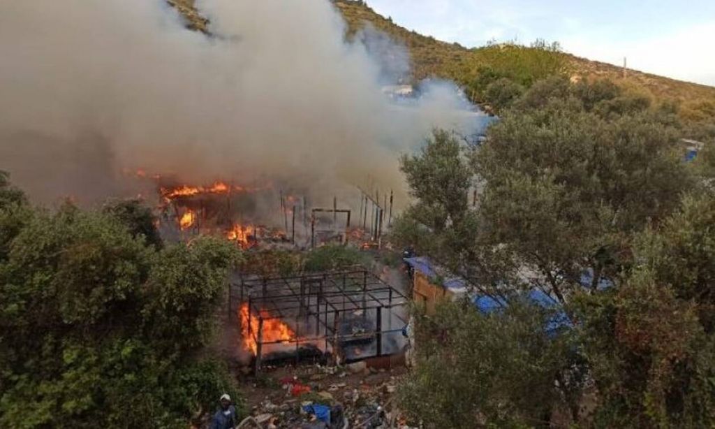 Πολλές ζημιές μετά την πυρκαγιά έξω από το ΚΥΤ Σάμου