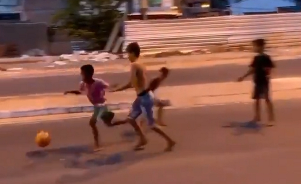 Ταλέντο από κούνια : Ξυπόλητος Βραζιλιάνος πιτσιρικάς βάζει απίθανο γκολ