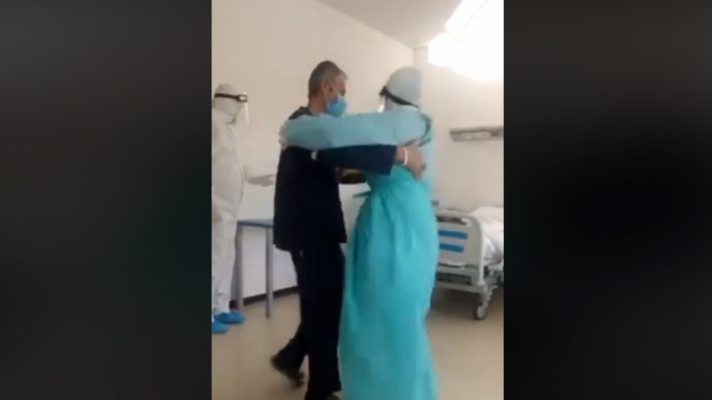 Ασθενής νίκησε τον κοροναϊό και χόρεψε βαλς με την νοσηλεύτρια που τον φρόντιζε