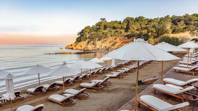 Κοροναϊός: Τι θα γίνει φέτος στις παραλίες με τις ξαπλώστρες