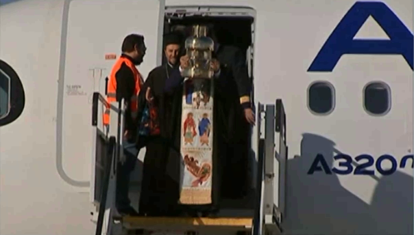 Στην Ελλάδα το Άγιο Φως – Έφτασε στο Μετόχι του Παναγίου Τάφου