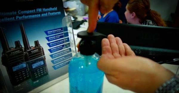 Κοροναϊός: Αύξηση 393% στο τζίρο των αντισηπτικών και 377% στου οινοπνεύματος