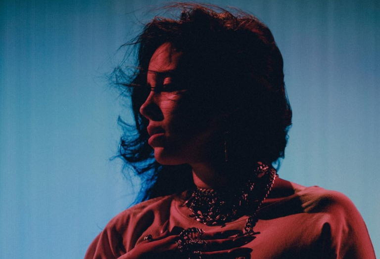 Μπίλι Άιλις: Κυκλοφόρησε βιβλίο ζωγραφικής για φιλανθρωπικό σκοπό