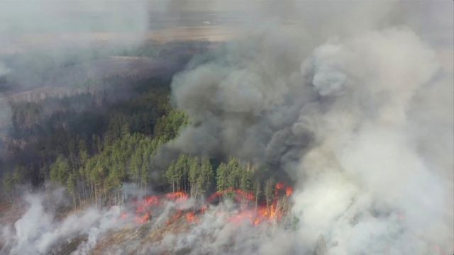 Ουκρανία : Μόλις πέντε χιλιόμετρα από τον πυρηνικό σταθμό η φωτιά στο Τσερνόμπιλ