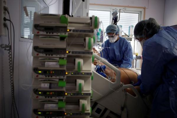 Κοροναϊός : Μεγαλώνει η λίστα των νεαρών θυμάτων – Καμπανάκι από τους ειδικούς