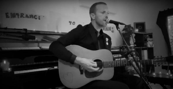 Μένουμε Σπίτι: Ο Κρις Μάρτιν των Coldplay παίζει το «Shelter From the Storm»