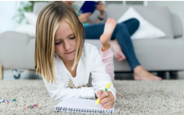 Πώς θα τονώσετε την ανεξαρτησία του παιδιού ενώ μένετε σπίτι