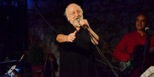 Γιατί πυροβολούν (πάλι) τον Σαββόπουλο