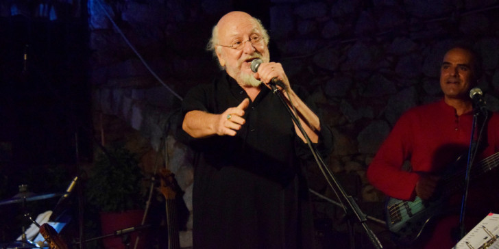 Γιατί πυροβολούν (πάλι) τον Σαββόπουλο