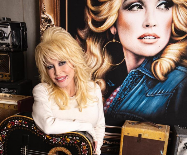 Ντόλι Πάρτον : Διαβάζει παραμύθια για να ξεχνιούνται τα παιδιά από τον κοροναϊό