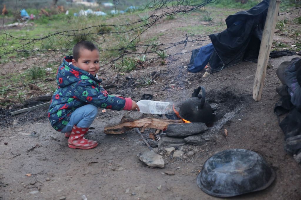 Ελληνικό Συμβούλιο για τους Πρόσφυγες: Στέγη, δημόσια υγεία και κάλυψη βασικών αναγκών για όλους