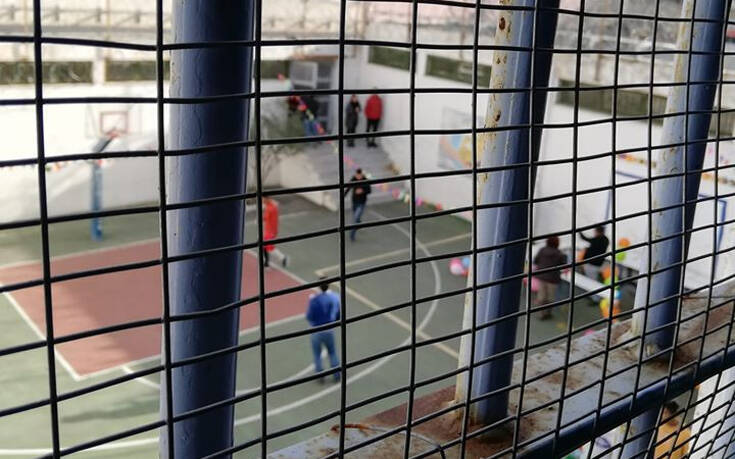 Κοροναϊός: Συγκλονίζει η επιστολή εκπαιδευτικού στον Τσιόδρα για τους ανήλικους κρατούμενους