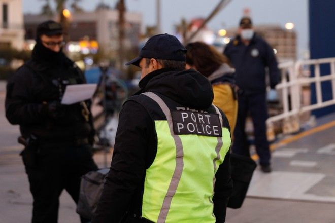 Απαγόρευση κυκλοφορίας : Εντατικοί έλεγχοι στο λιμάνι του Πειραιά από το πρωί