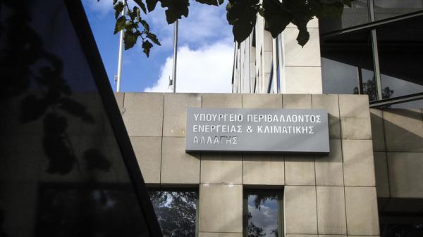 ΥΠΕΝ : Ιλαροτραγικές οι αντιδράσεις για τη δωρεά της ΔΕΗ στο ΕΣΥ