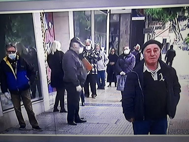 Απαγόρευση κυκλοφορίας : Ουρές και σήμερα έξω από τις τράπεζες