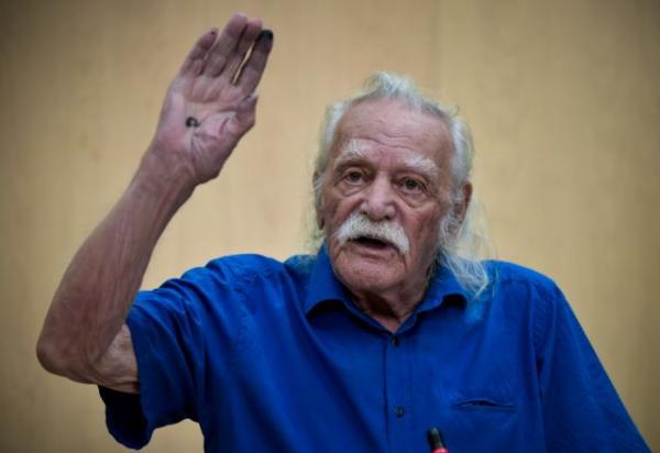 «Υπόκλιση σε έναν ήρωα»: Ο συγκινητικός αποχαιρετισμός στον Μανώλη Γλέζο