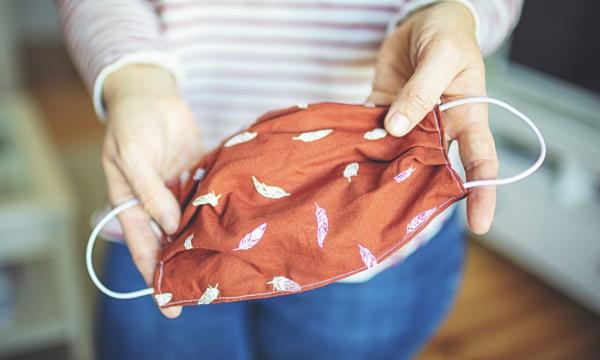 Κοροναϊός : Οδηγίες για το πώς θα φτιάξουμε τη μάσκα μας σε 45”