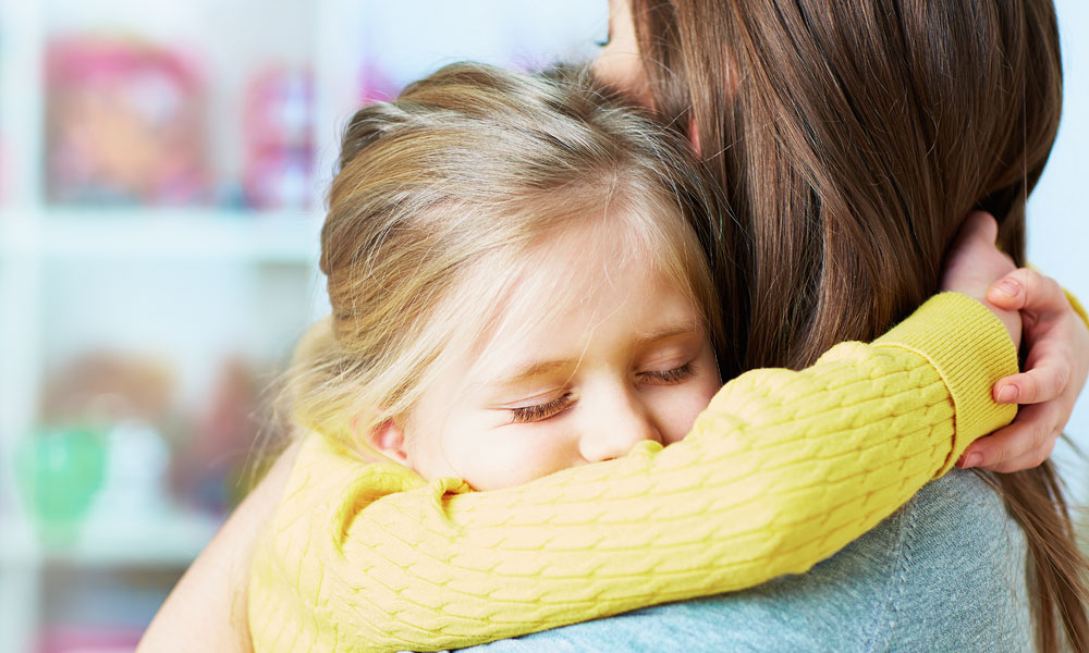 Κοροναϊός : Είναι επικίνδυνο να αγκαλιάζουμε τα παιδιά μας;