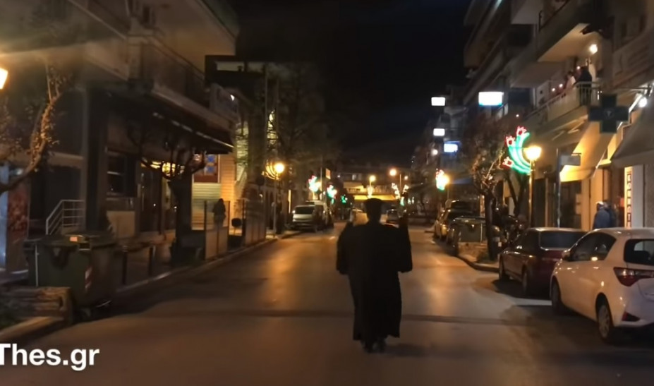 Ιερέας βγήκε μόνος στο δρόμο για το Χριστός Ανέστη – Έψαλλαν μαζί του από τα μπαλκόνια